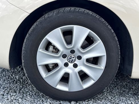 Used 2009 Volkswagen Beetle S image 24