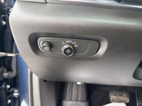 Used 2023 Chevrolet Traverse LT image 19