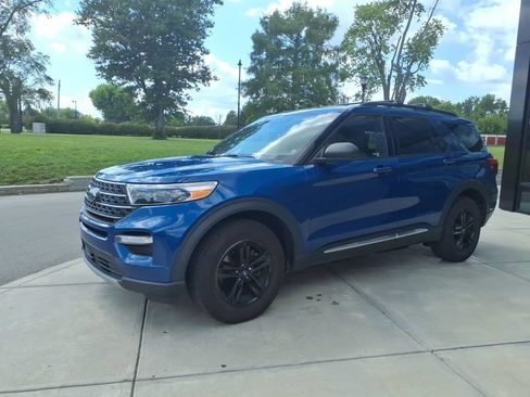 Used 2020 Ford Explorer XLT w/ Equipment Group 202A AWD/4WD image 3