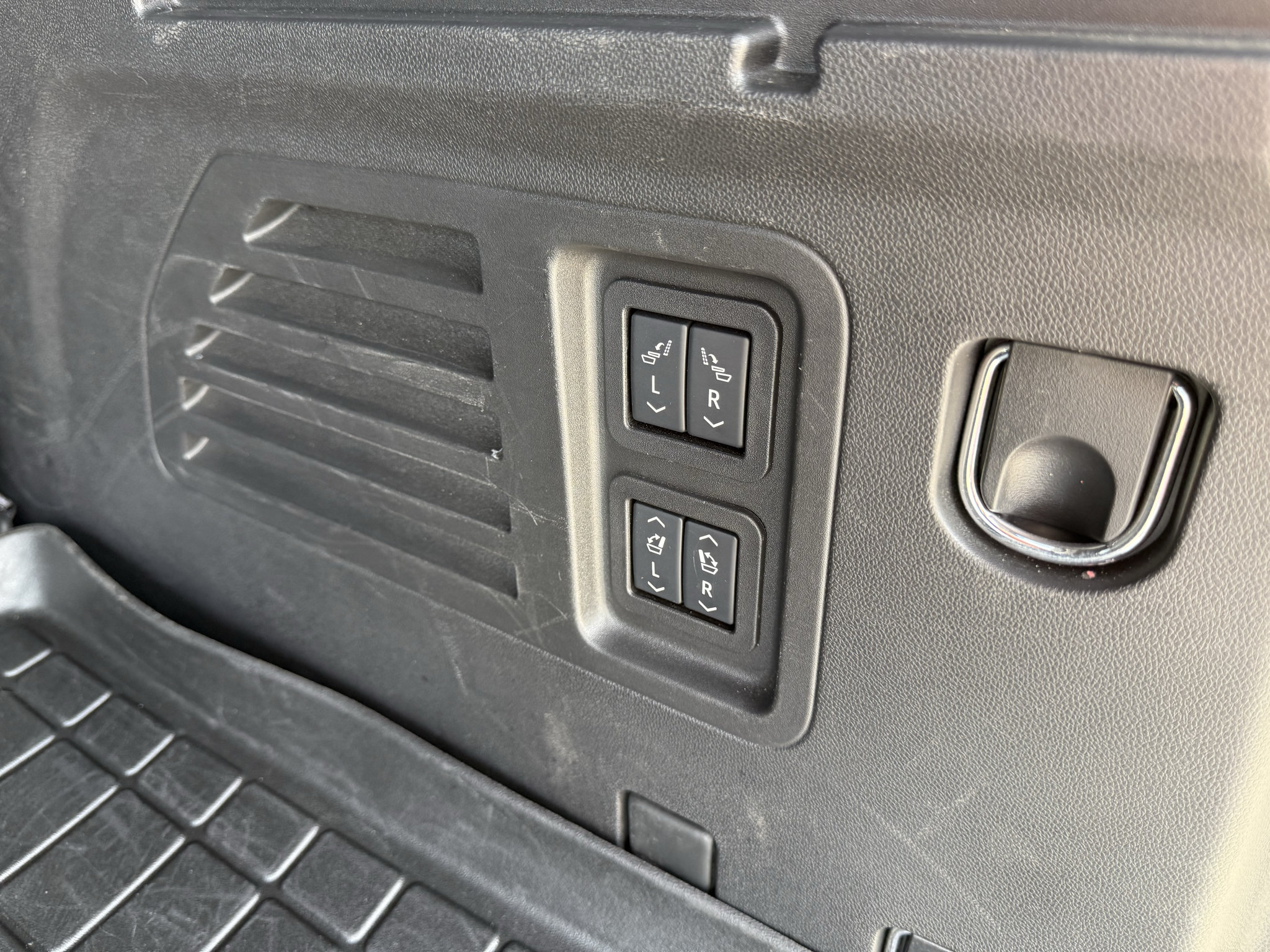 Used 2025 Chevrolet Traverse High Country AWD/4WD image 34