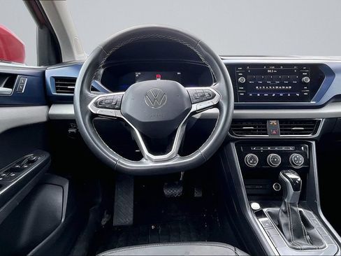Used 2023 Volkswagen Taos SE w/ Panoramic Sunroof Package FWD image 5