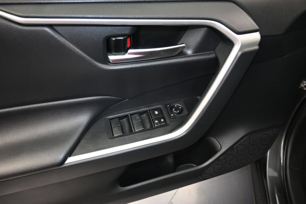Used 2020 Toyota RAV4 XLE FWD image 11