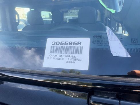 Used 2025 Jeep Wrangler Unlimited Sahara AWD/4WD image 19