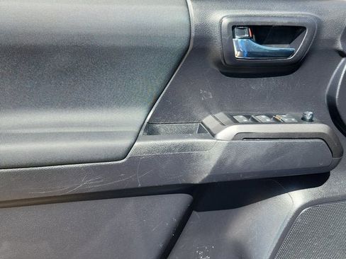 Used 2020 Toyota Tacoma TRD Sport w/ Technology Package image 18