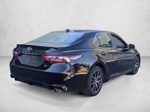 Used 2021 Toyota Camry SE image 4