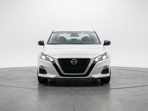 Used 2025 Nissan Altima 2.5 SV FWD image 2
