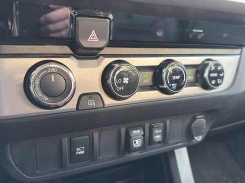 Used 2018 Toyota Tacoma SR5 AWD/4WD image 9