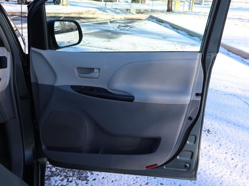 Used 2014 Toyota Sienna LE image 26