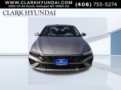 Used 2025 Hyundai Elantra SE image 2