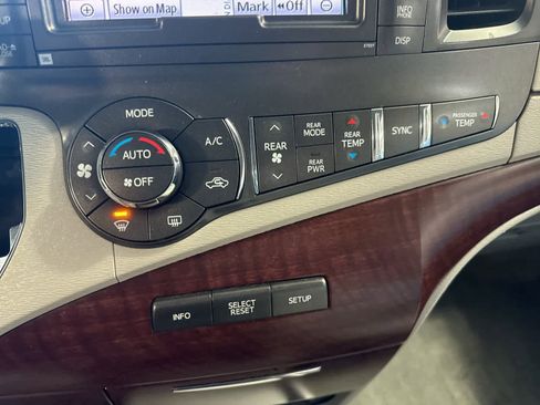 Used 2013 Toyota Sienna Limited image 26