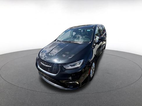 Used 2023 Chrysler Pacifica Touring-L image 2