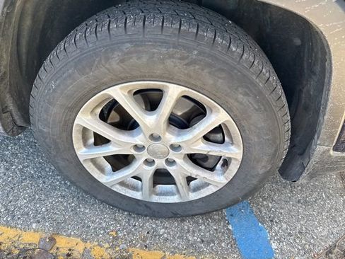 Used 2015 Jeep Cherokee Latitude w/ Comfort/Convenience Group image 3