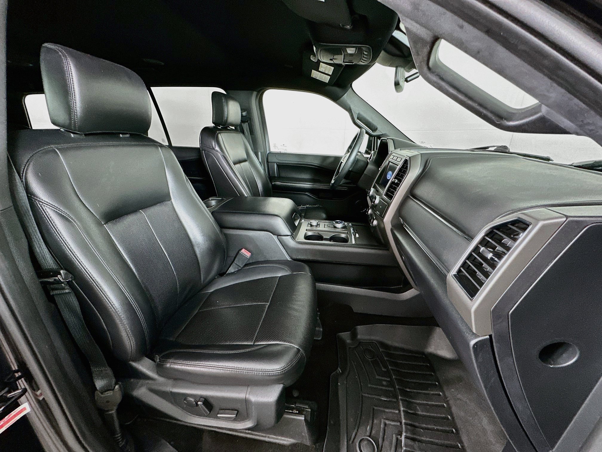 Used 2020 Ford Expedition XLT w/ Equipment Group 202A AWD/4WD image 32
