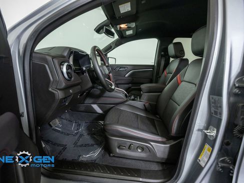 Used 2025 Chevrolet Colorado Z71 w/ Technology Package AWD/4WD image 11