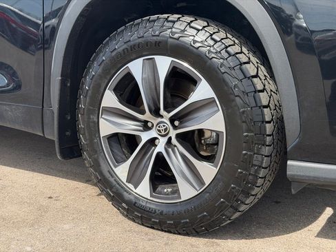 Used 2020 Toyota Highlander XLE image 23