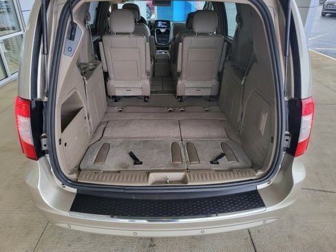 Used 2013 Chrysler Town & Country Touring-L w/ Driver Convenience Group image 14