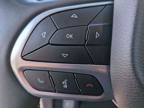 Used 2024 Chrysler Pacifica Touring-L image 17