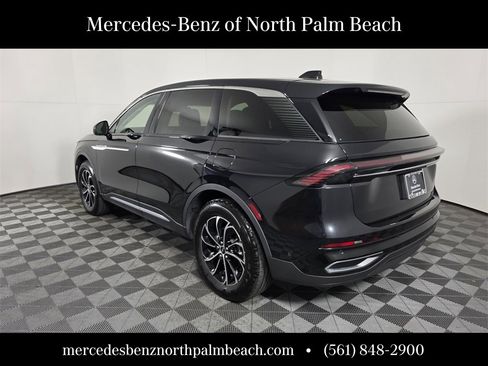 Used 2024 Lincoln Nautilus Premier image 4