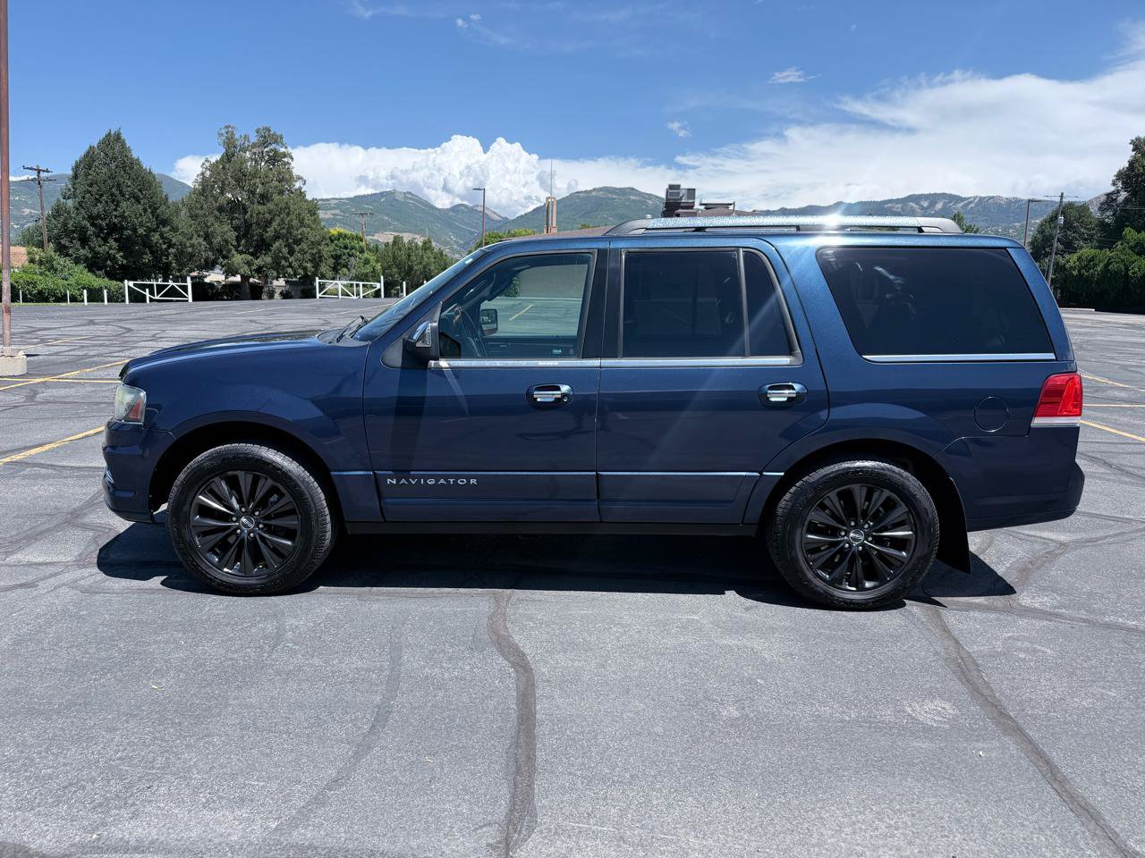 Used 2015 Lincoln Navigator 4WD image 2