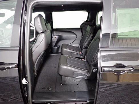 New 2026 Chrysler Pacifica Select w/ S Appearance Package image 29