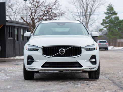 Used 2022 Volvo XC60 B5 Momentum image 2
