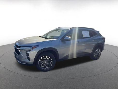 Used 2025 Chevrolet Trax LT image 8