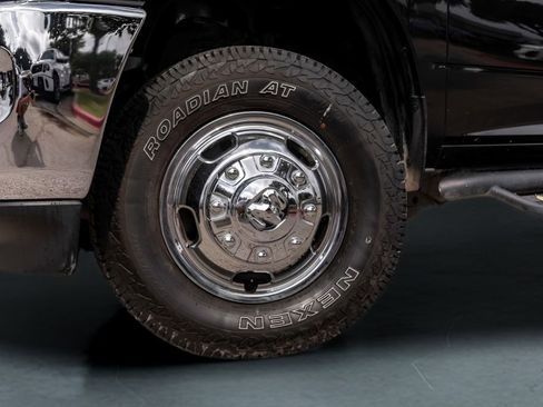 Used 2024 RAM 3500 Tradesman w/ Chrome Appearance Group AWD/4WD image 4