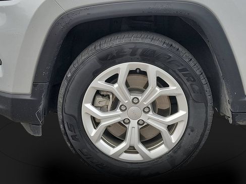 Used 2024 Jeep Compass Latitude AWD/4WD image 9