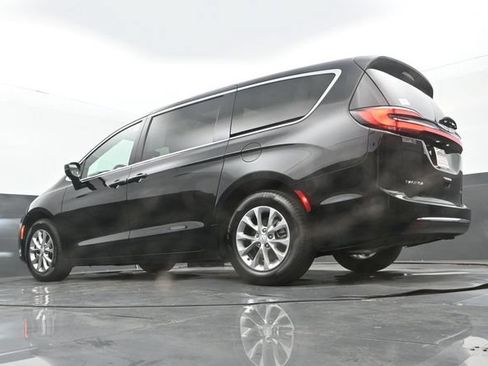 Used 2026 Chrysler Pacifica Limited FWD image 27