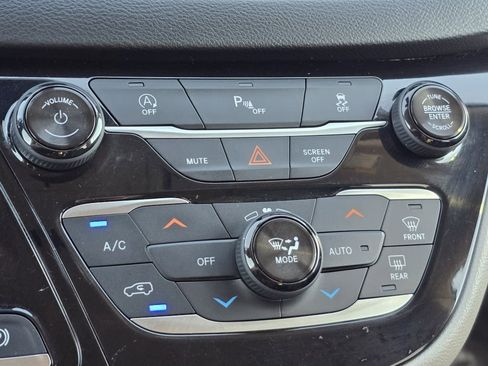Used 2018 Chrysler Pacifica Touring-L FWD image 11