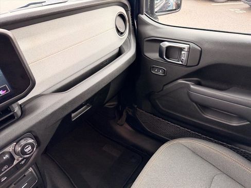 Used 2025 Jeep Gladiator Sport image 14