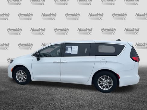 Used 2025 Chrysler Pacifica Select FWD image 6