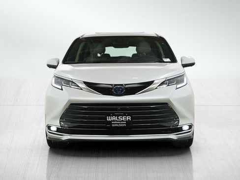 Used 2025 Toyota Sienna AWD image 8