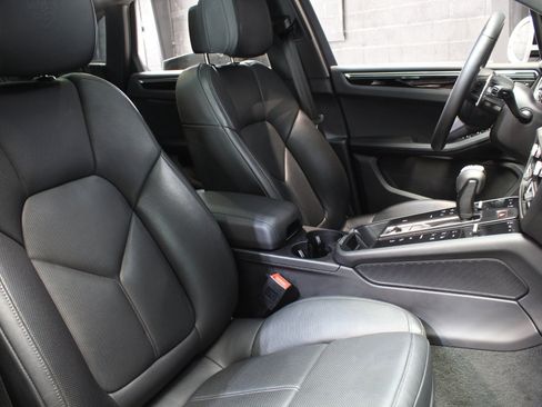 Used 2025 Porsche Macan w/ Premium Package Plus AWD/4WD image 48