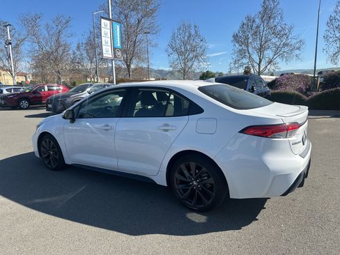 Used 2024 Toyota Corolla SE w/ SE Package image 4