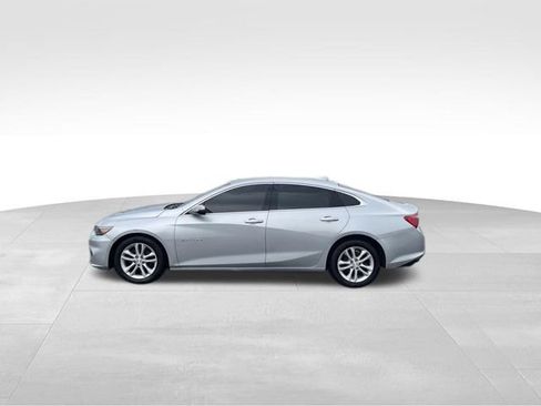 Used 2018 Chevrolet Malibu LT FWD image 2