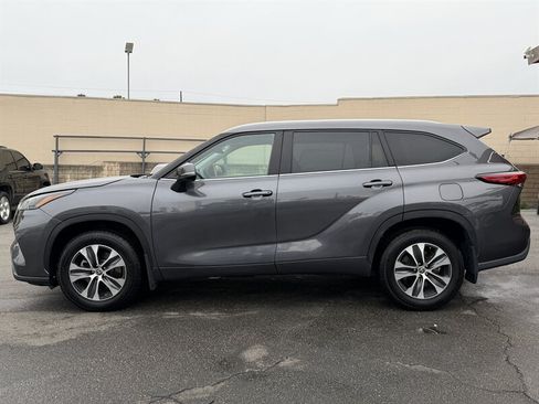 Used 2022 Toyota Highlander XLE AWD/4WD image 13