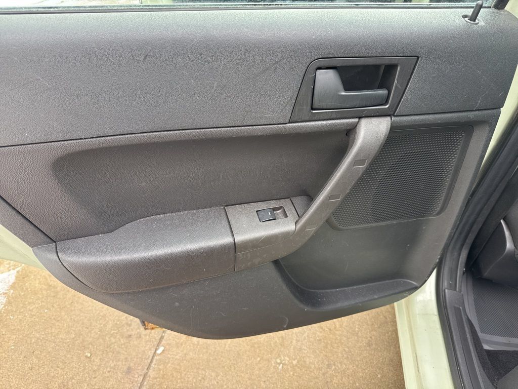 Used 2010 Ford Focus SE FWD image 9