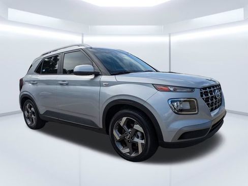 Used 2023 Hyundai Venue SEL FWD image 2