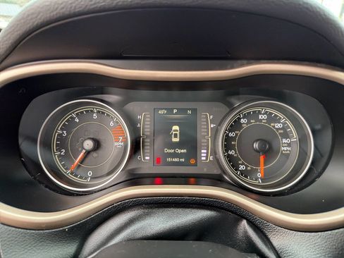 Used 2016 Jeep Cherokee Sport image 32