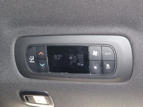 Used 2025 Chrysler Pacifica Limited image 27