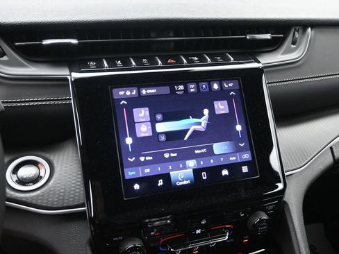 Used 2025 Jeep Grand Cherokee Altitude AWD/4WD image 16