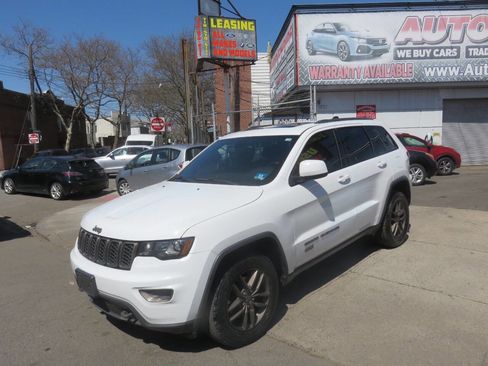 Used 2017 Jeep Grand Cherokee Laredo AWD/4WD image 2