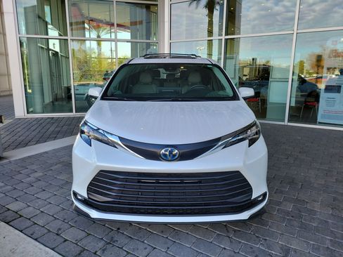 Used 2025 Toyota Sienna XLE image 9