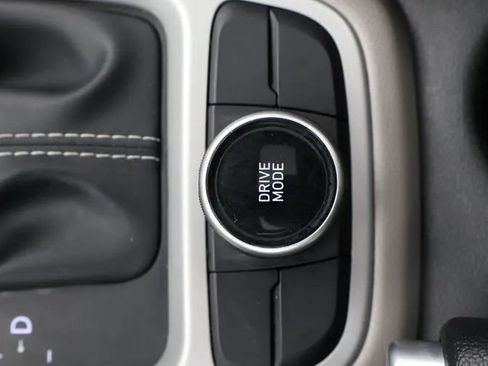 Used 2025 Hyundai Venue SEL FWD image 35