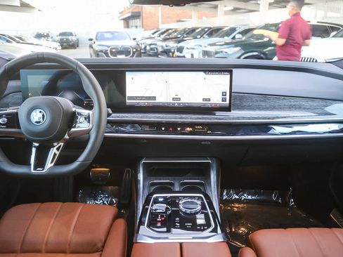 Used 2025 BMW i7 xDrive60 image 9