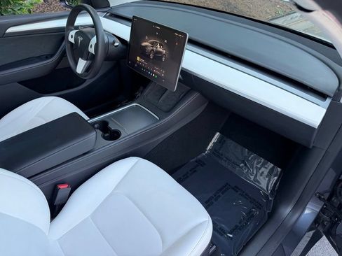 Used 2023 Tesla Model Y Long Range AWD/4WD image 32