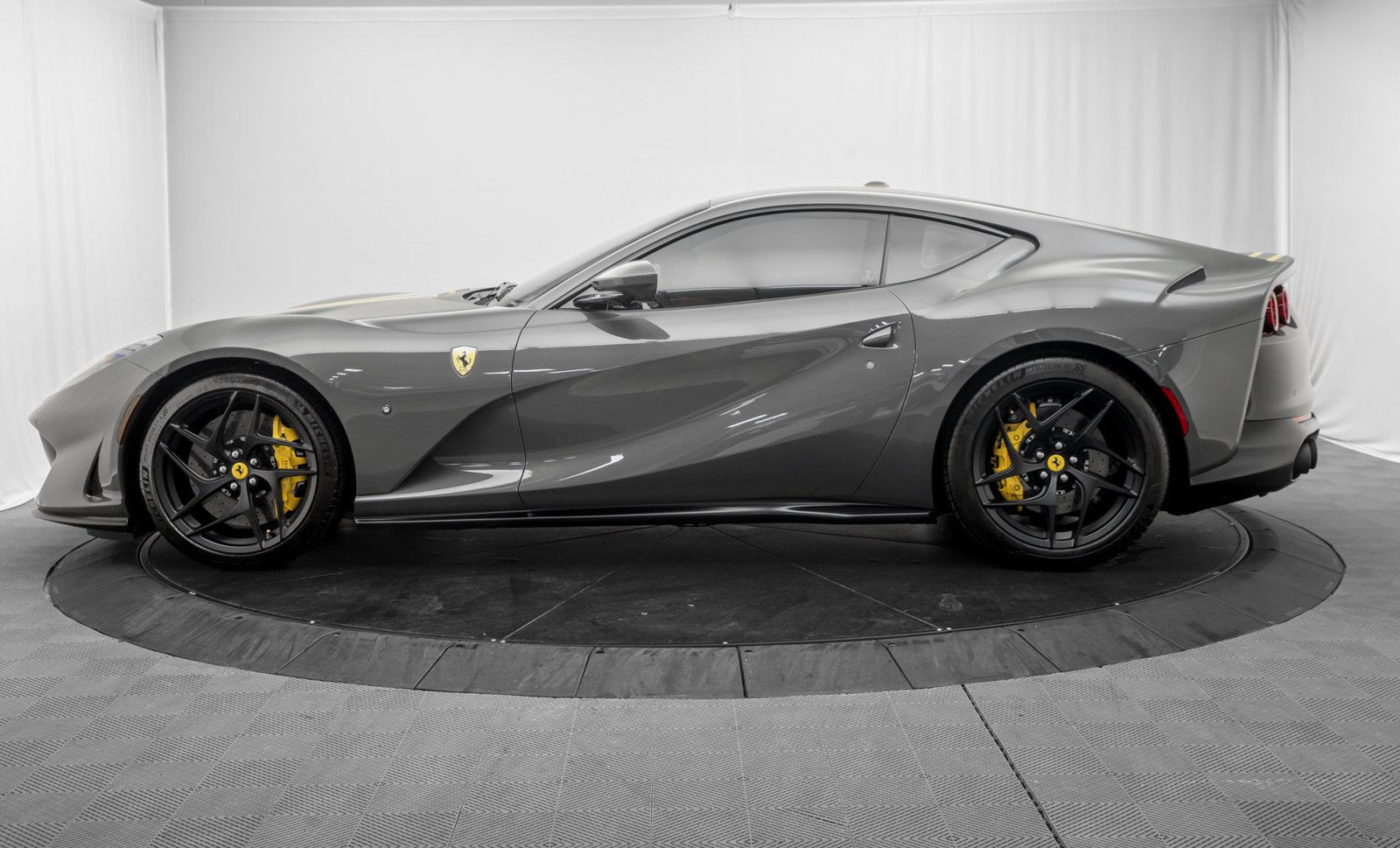 Used 2020 Ferrari 812 Superfast RWD image 4