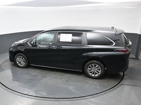 Used 2024 Toyota Sienna LE image 37