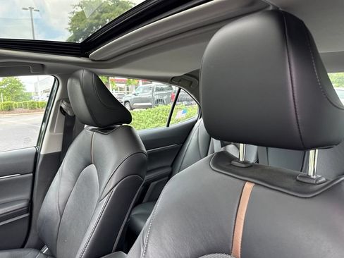 Used 2020 Toyota Camry XLE w/ Sunroof Package FWD image 8
